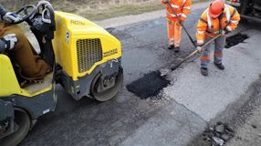 A Magyar Közútnál is vége a télnek – indul a kátyúzási szezon