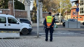 Rendőrök és polgárőrök segítik a forgalmat a Szent Mihály temetőnél az emlékezés napjaiban