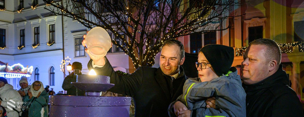 Fellobant a szeretet lángja a Fő téren