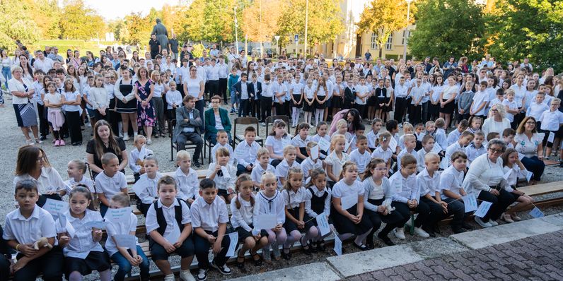 Becsengettek – Sopronban mintegy 15000 tanuló kezdi meg a tanévet