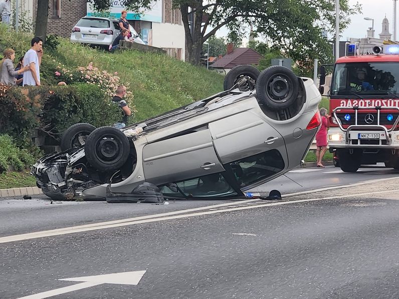 Felborult egy autó Sopronban