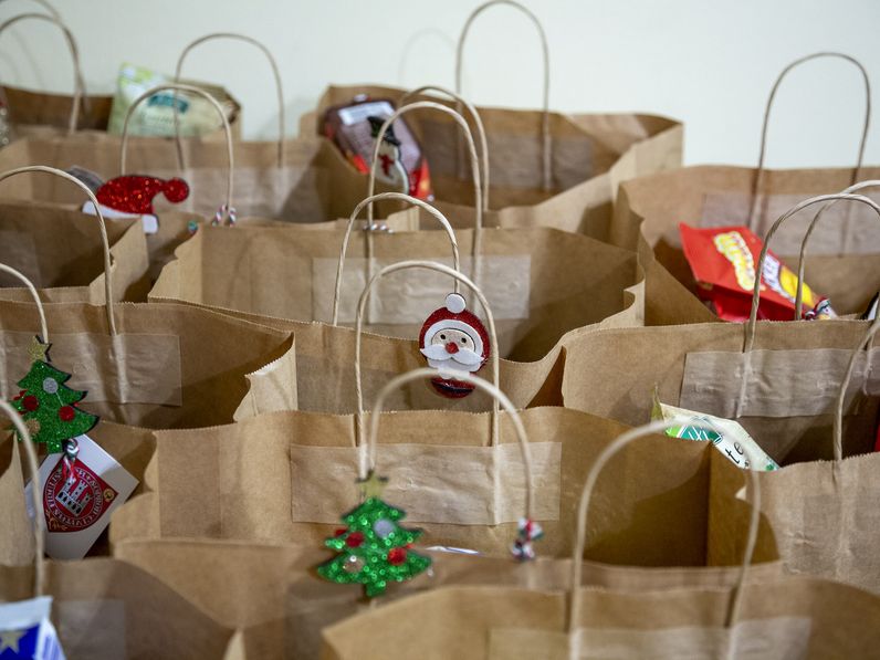 Száz gyermek karácsonyát teszi szebbé az önkormányzat, ajándékcsomagot kaptak a családok