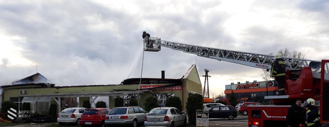 Kigyulladt egy raktár és javítóműhely a Győri úton