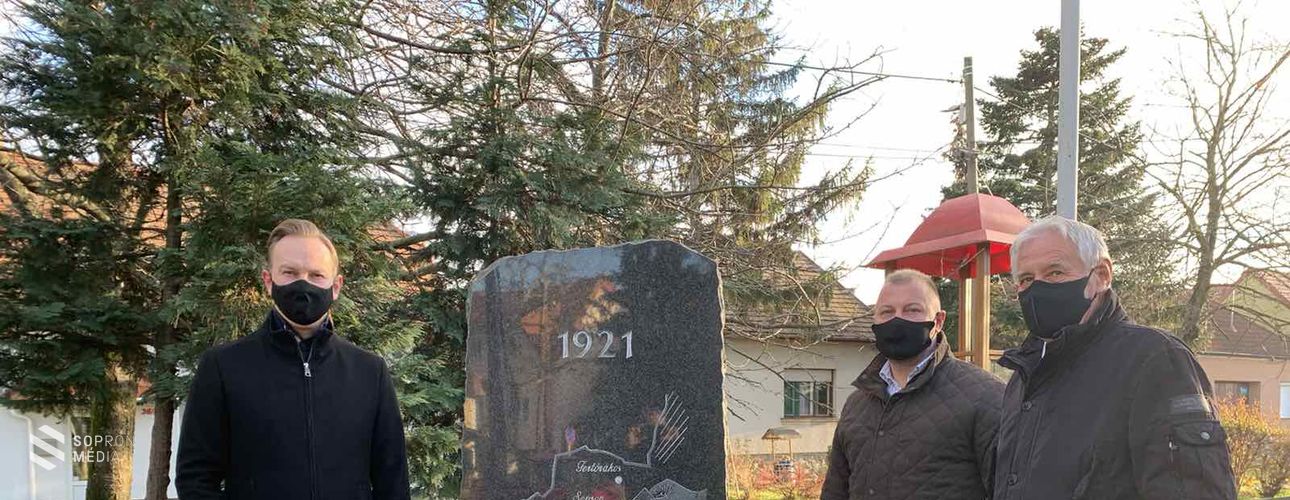 Koszorúzás a népszavazás évfordulóján