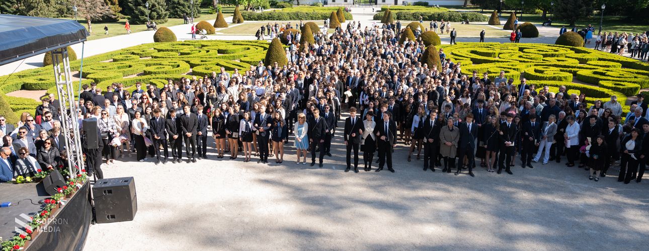 A Széchenyi-kastély parkjában ballagtak a Soproni Széchenyi István Gimnázium végzősei