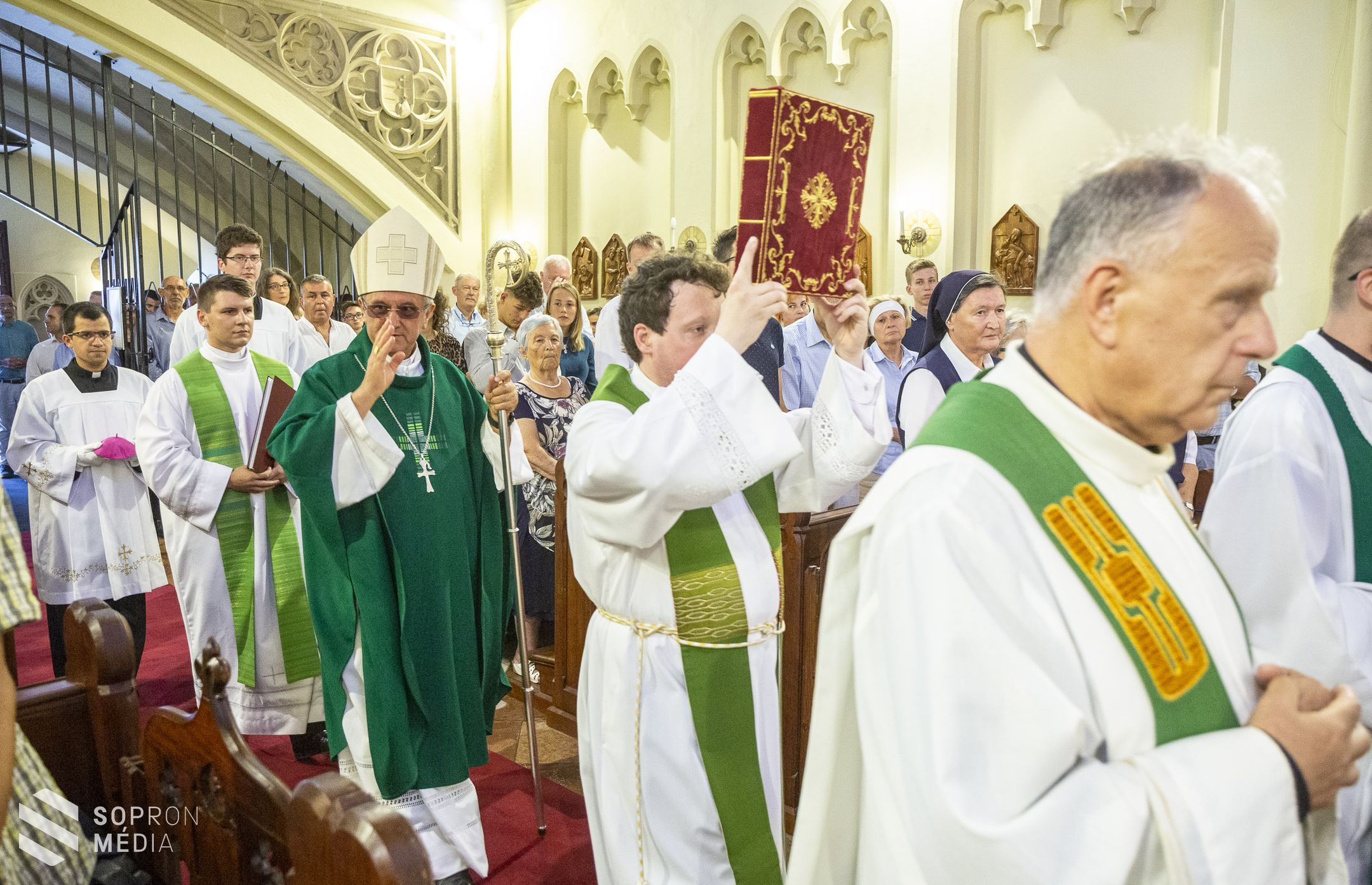Új orgona és restaurált padsor az Orsolyita templomban