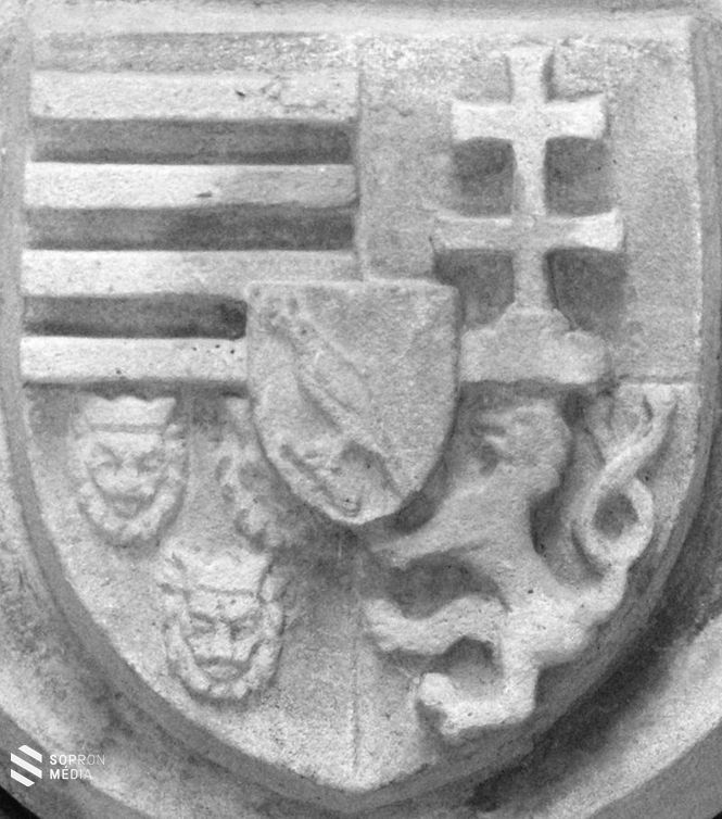 Mátyás király kőbe vésett uralkodói címere Pozsonyban 