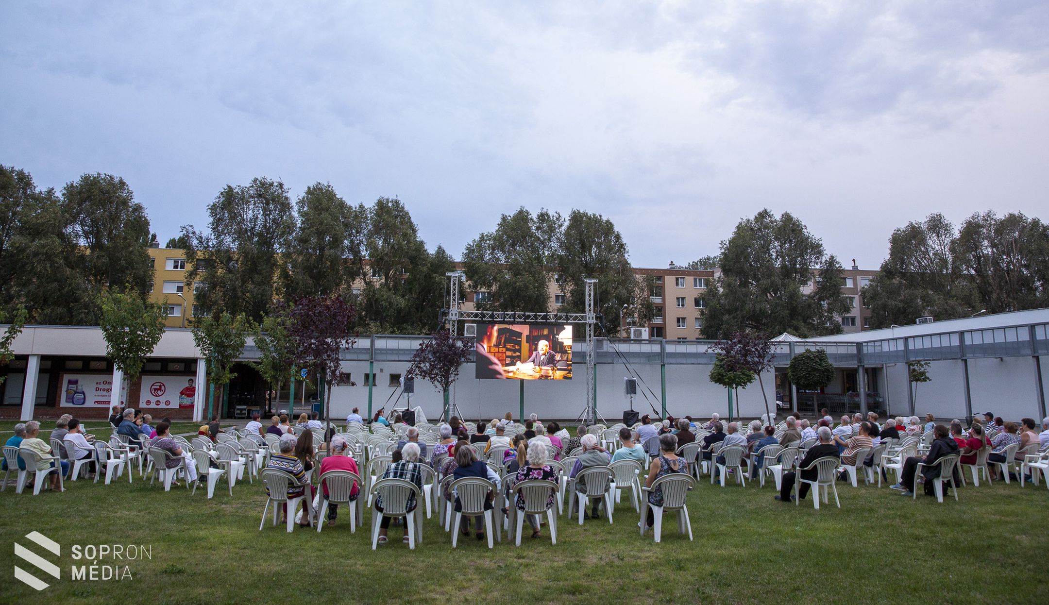Népszerű a nyáresti szabadtéri mozi a Jerevánon