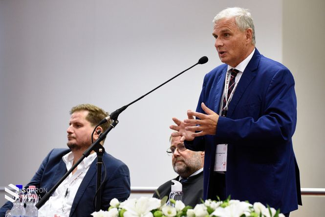 Prof. dr. Weiszburg Tamás, az OTDT Közgazdaságtudományi Szakmai Bizottságának elnöke
