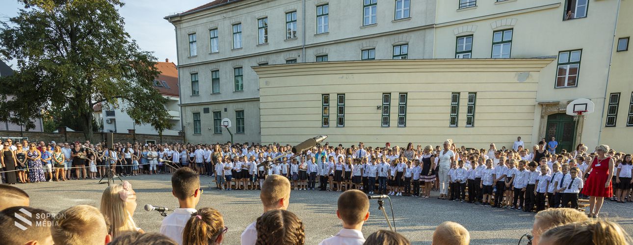 Több mint 1200 gyermek kap tanszercsomagot Sopronban
