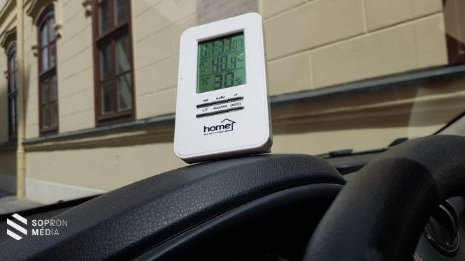 ... alig 15 perc múlva, egy napos területen parkoló autóban pedig már 40,4 Celsius-fokot.