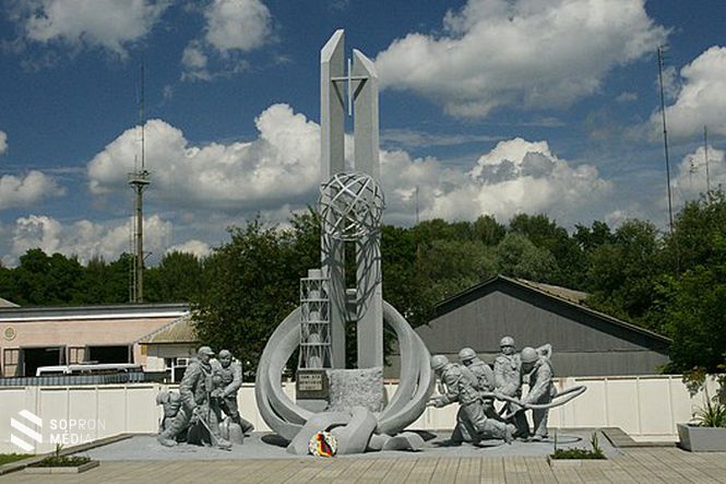 A mentésben részt vevő tűzoltók emlékműve Csernobilban