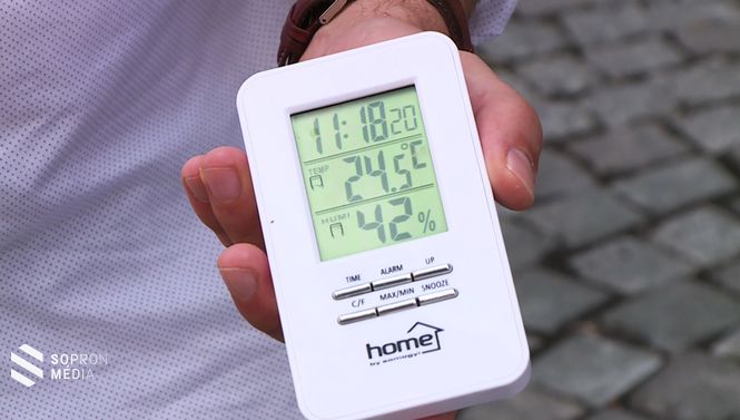 Itt még csupán 24,5 Celsius-fokot mutat a hőmérő...