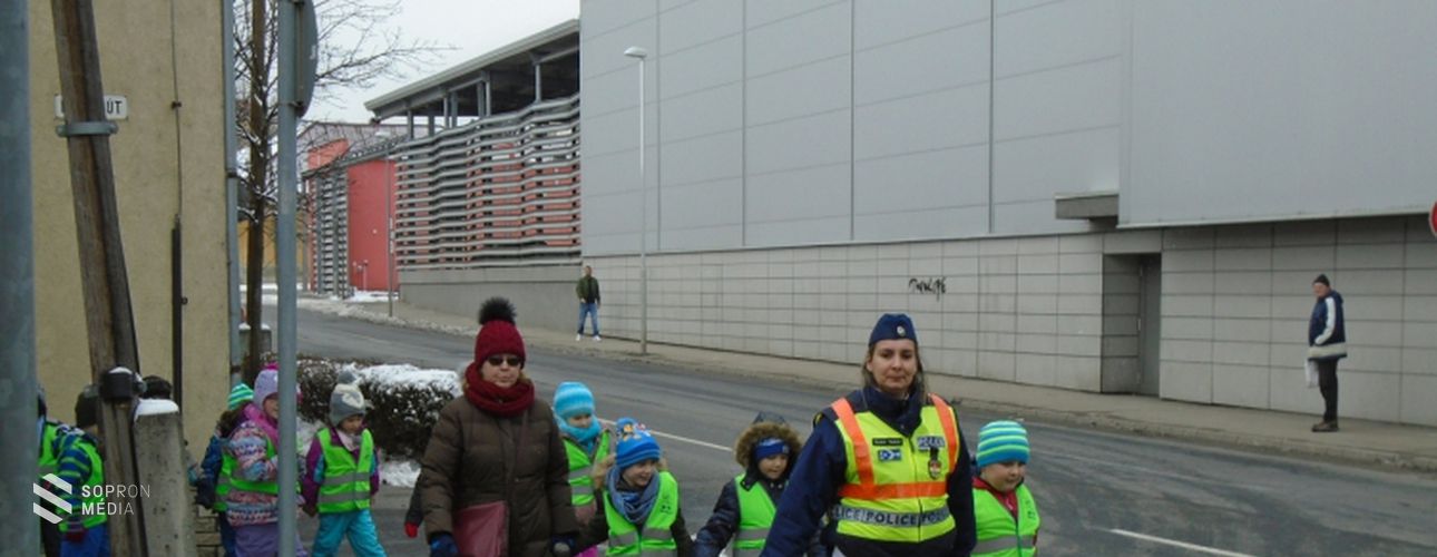 A soproni rendőrök a közlekedés szabályaival ismertették meg az óvodásokat