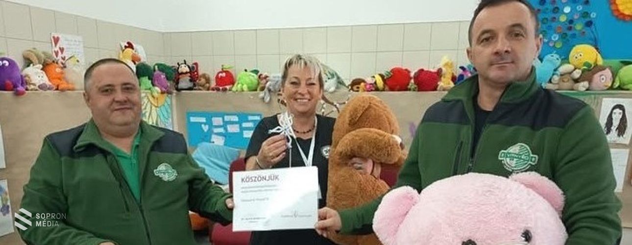Plüssjátékokat ajándékozott a kórházban ápolt gyerekeknek a Vitnyédi SE