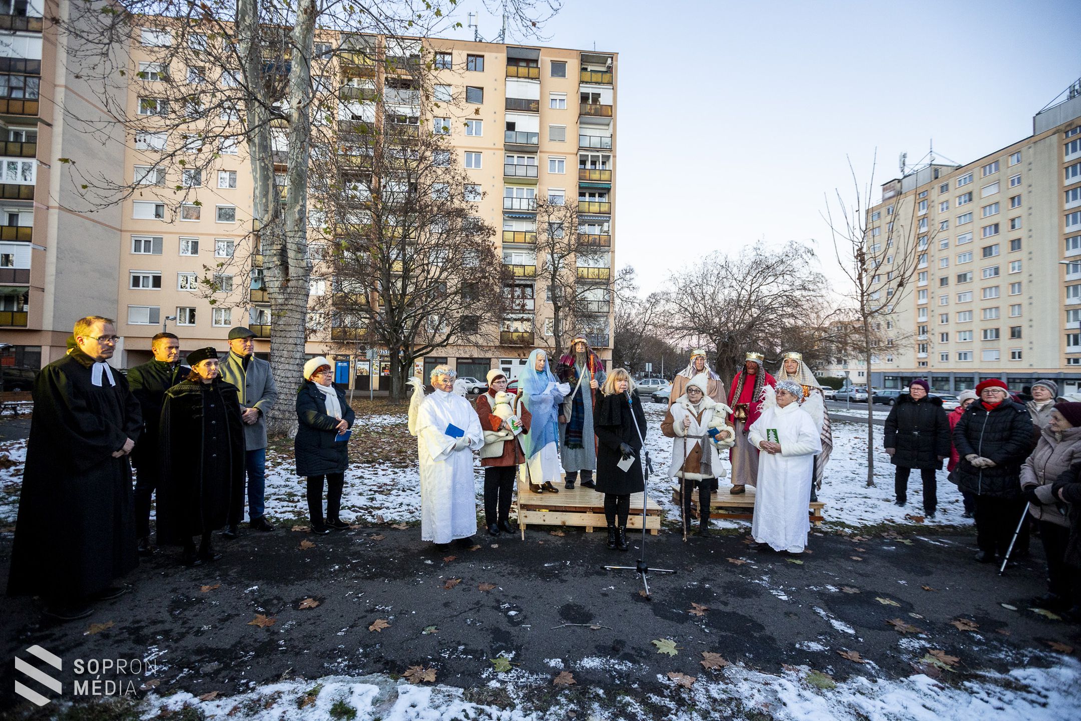 Ég az első gyertya lángja a Jereván lakótelep adventi koszorúján