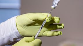 Dömötör: A 16-18 évesek is megkaphatják a vakcinát, ehhez regisztrálniuk kell