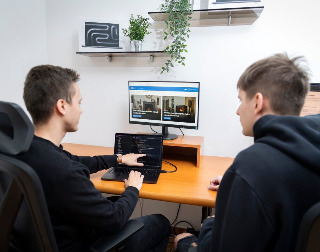 fws fejlesztő munka közben a monitor előtt