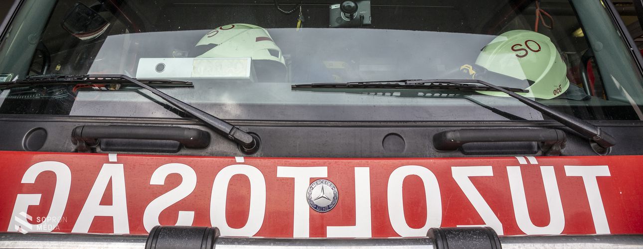 Kamionnal ütközött egy gépkocsi Sopronban