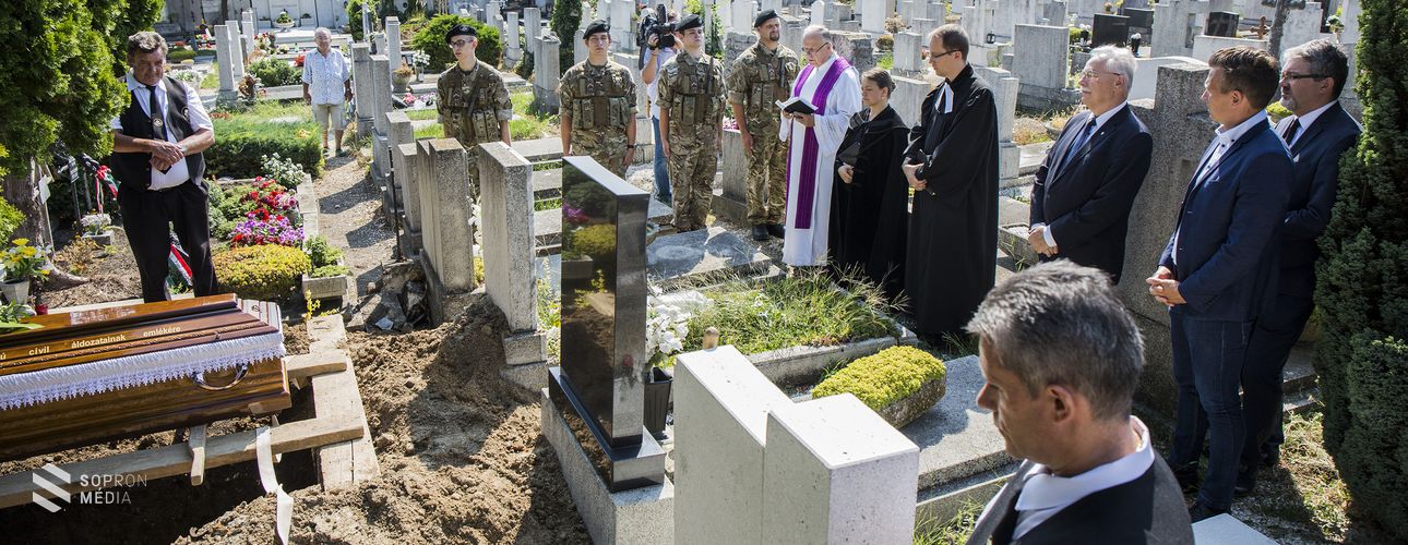 Végső nyugalomra helyezték a civil áldozatokat