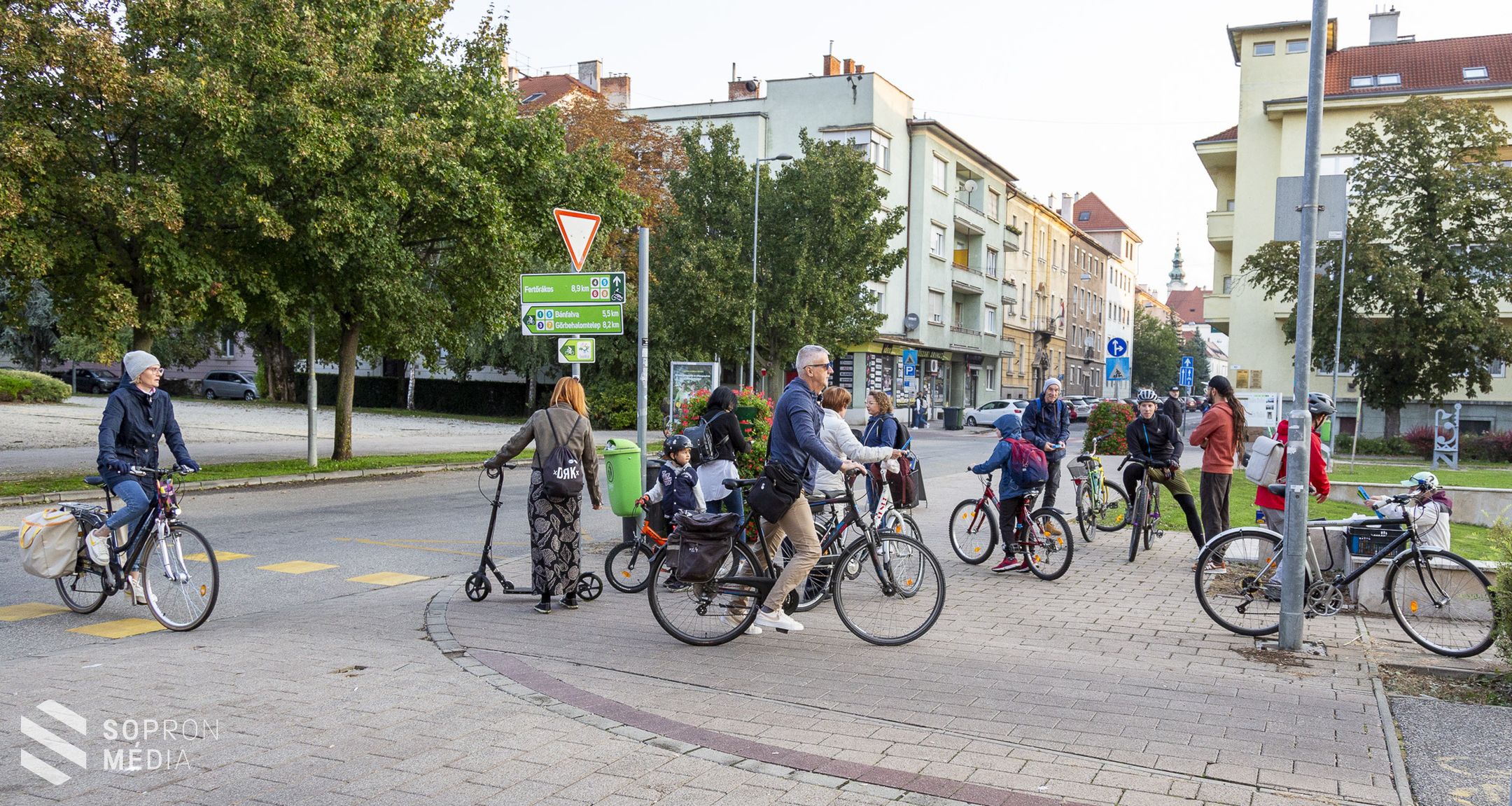 Reggelivel várták a bringásokat Sopronban