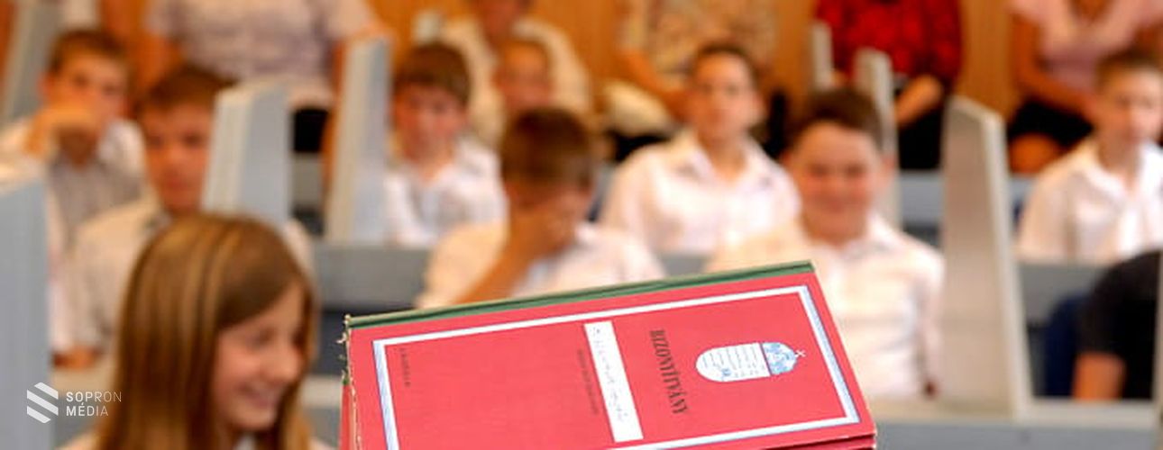 Az idei tanév végén az elsősök már digitális bizonyítványt kapnak