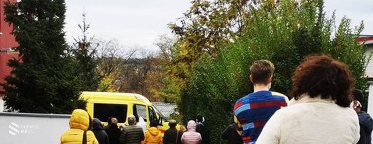 Sorban állnak a COVID 19-tesztre Sopronban - reagált az Országos Mentőszolgálat