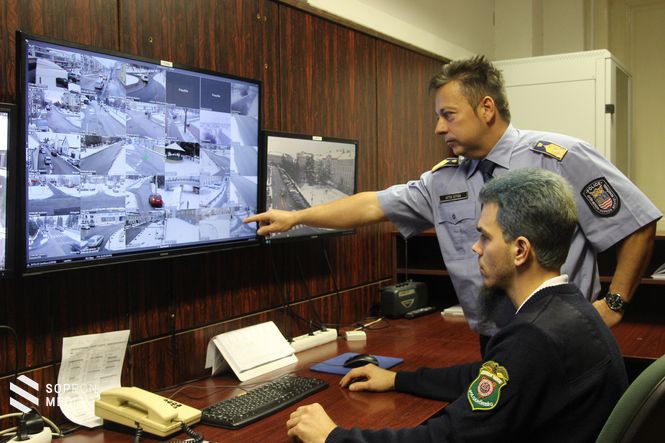 Hatos István ezredes kollégájával a köztéri kamerrarendszer felvételeit elemzi