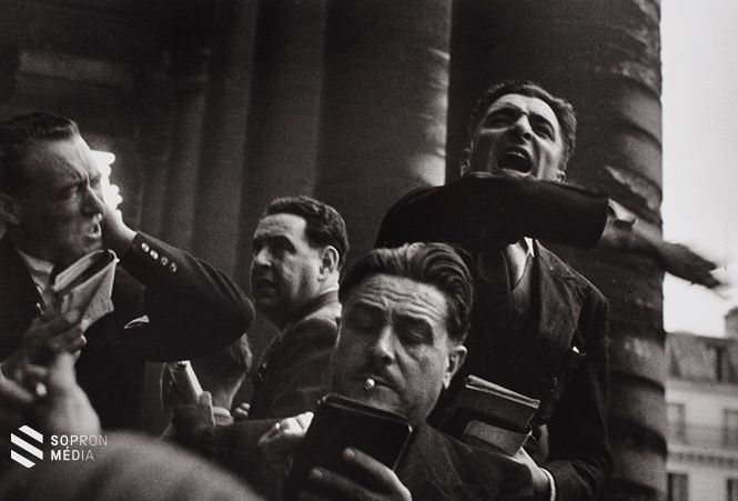 Copyright: Alkuszok a tőzsdén, Párizs, 1936. tavasz, fényképezte Robert Capa© International Center of Photography, New York – Magyar Nemzeti Múzeum gyűjteménye, Budapest