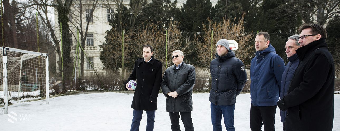 Új kézilabda pálya Sopronban!