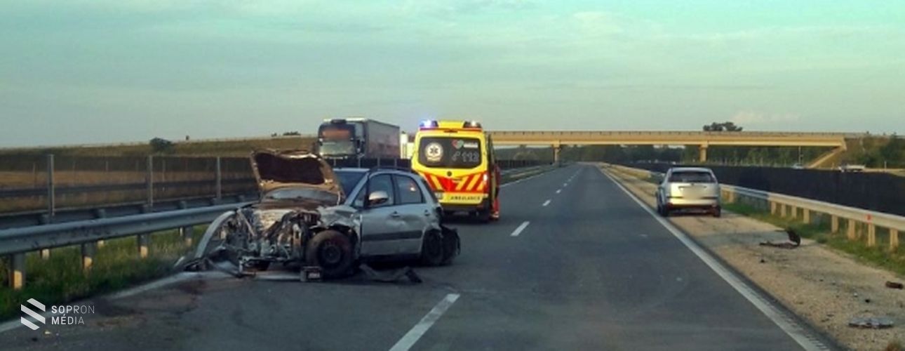 Letért a sofőr az úttestről és autójával a szalagkorlátnak ütközött 