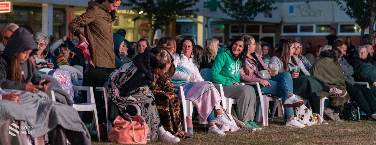Telt házas nyáresti mozi a Jereván-lakótelepen
