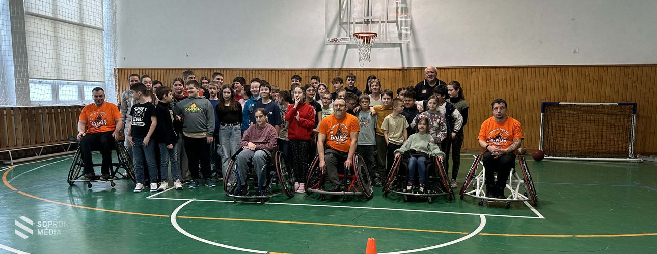 Kerekesszékes kosárlabda érzékenyítő bemutatót tartottak a Deák Téri Általános Iskola tornatermében
