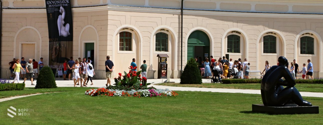 Tömegek a fertődi Esterházy-kastély új kiállításain