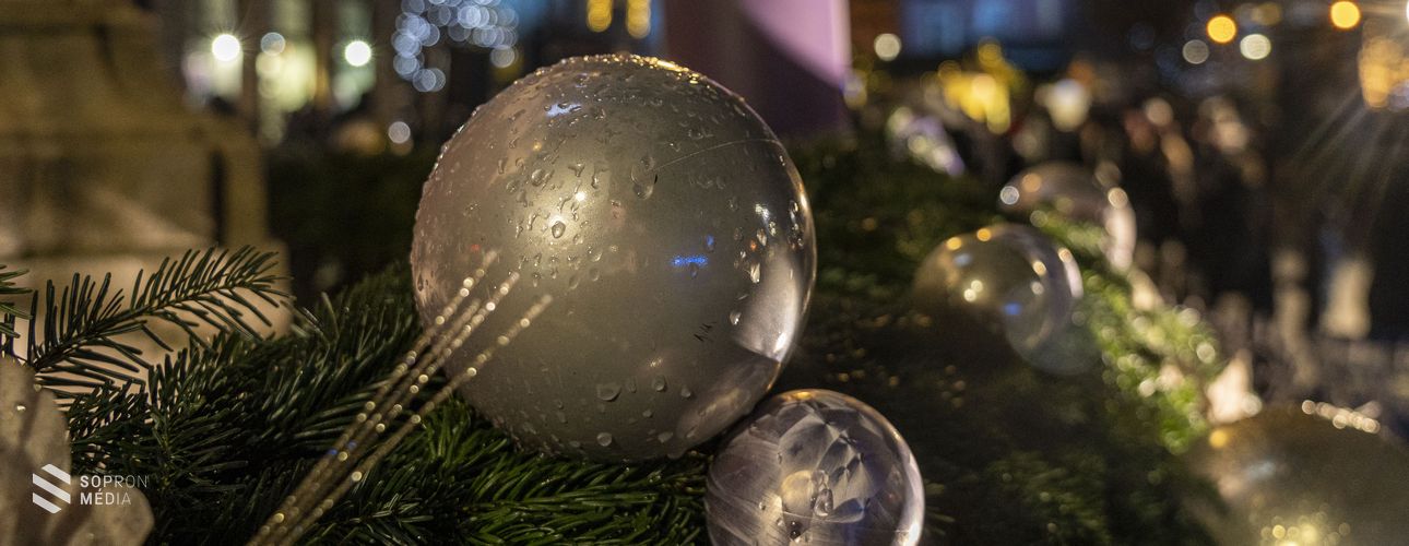Meggyújtották az első gyertyát Sopron adventi koszorúján 
