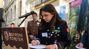 Országosan egyedülálló etikai kódexet írtak alá a Soproni Egyetem hagyományőrző hallgatói