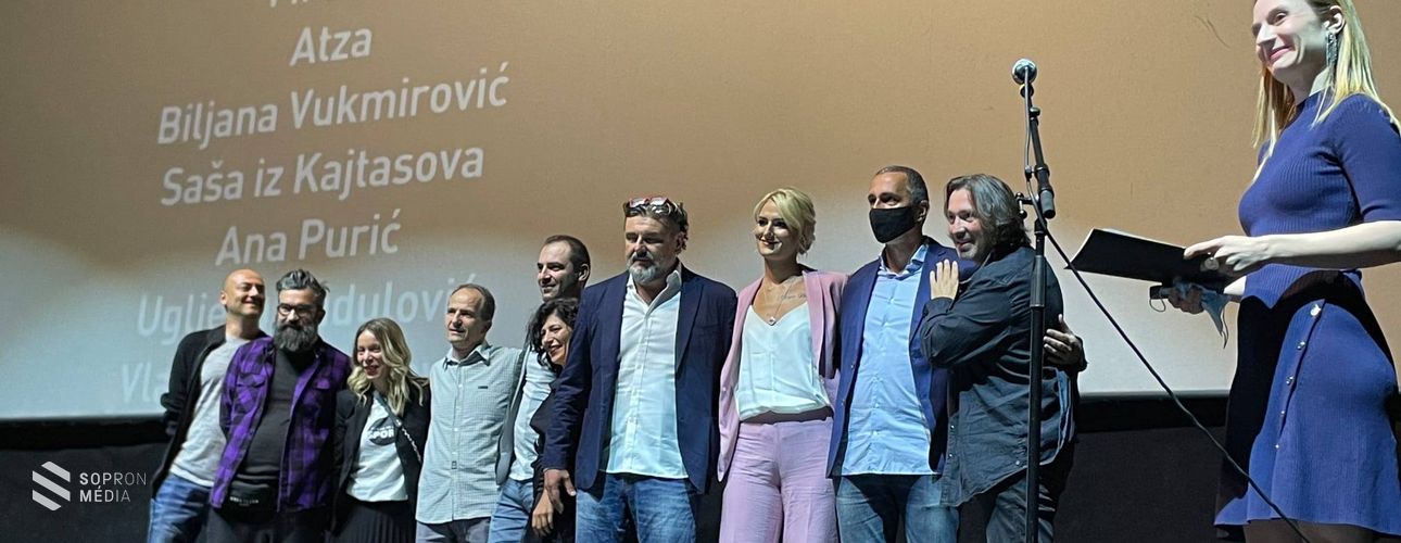 Telt ház az amputált Natasa Kovacevicről szóló film díszbemutatóján

