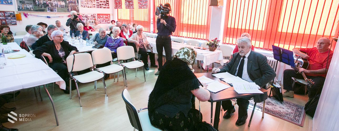 Farsang a Jereván lakótelepi Lővéri Nyugdíjas Klubban