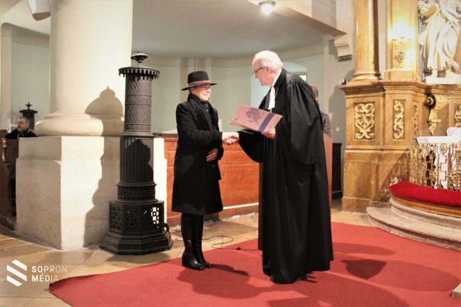 dr. Michael Bünker püspök, az Európai Protestáns Egyházak Közösségének főtitkára adta át Tóth Éva önkormányzati képviselőnek a Reformáció Európai Városa címet hitelesítő okiratot