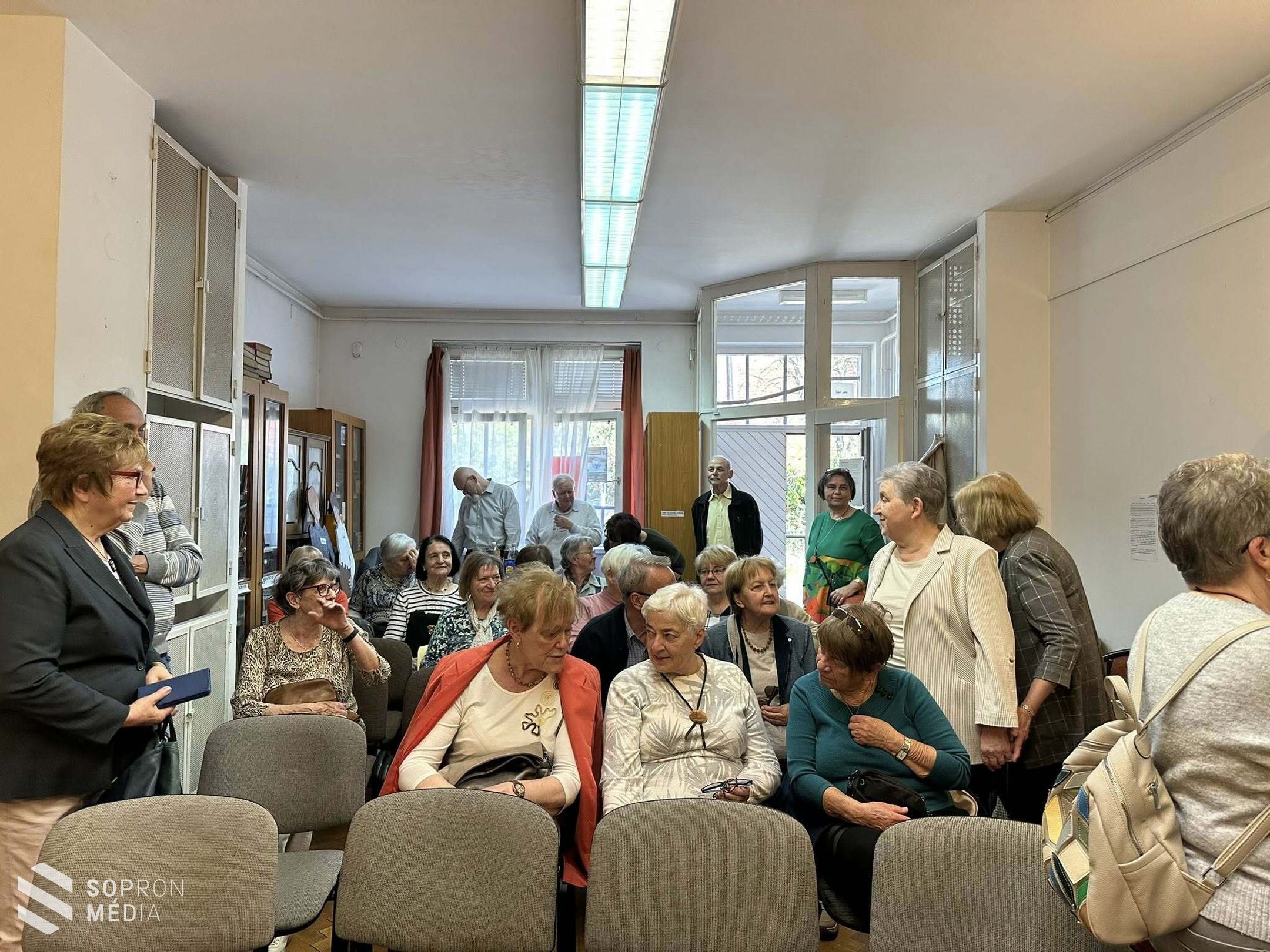 Hagyomány és alkotás: megnyílt Sebőkné Fekete Mária hímzéskiállítása Sopronban