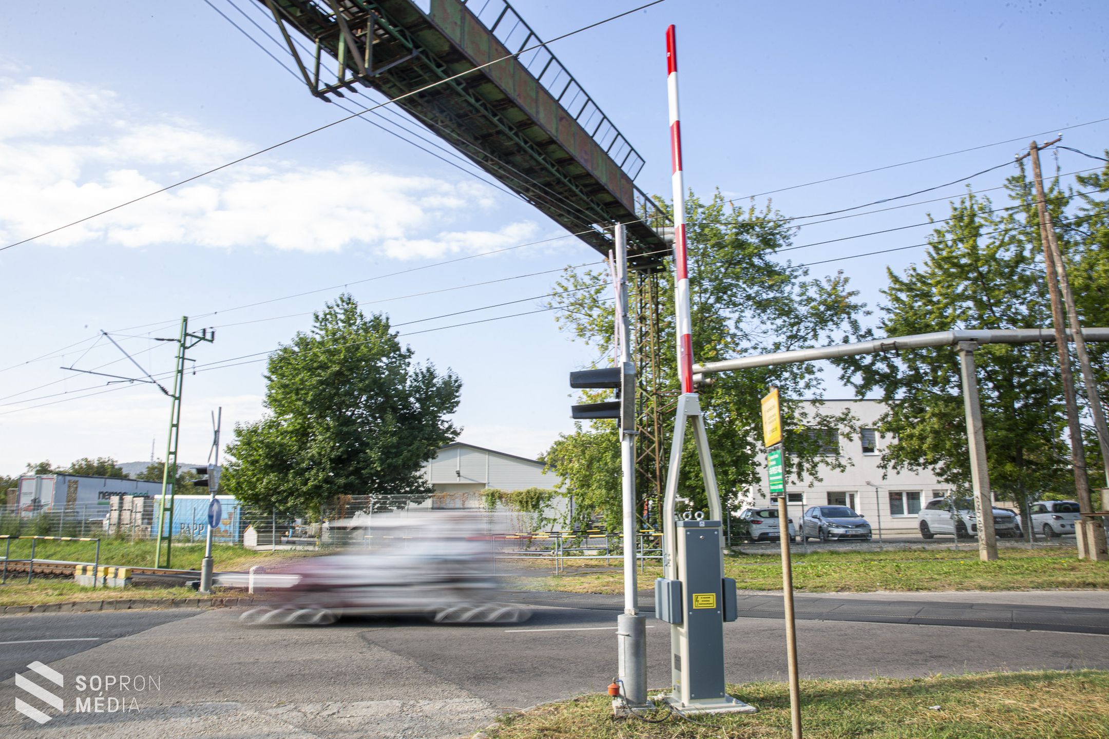 Modernizálták és félcsapórúddal is felszerelték a Táncsics utcai vasúti átjárót