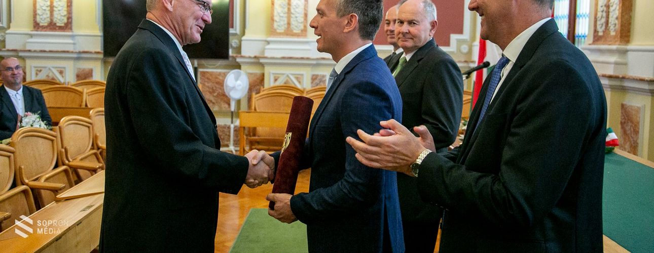 Köztisztviselőit köszöntötte a város