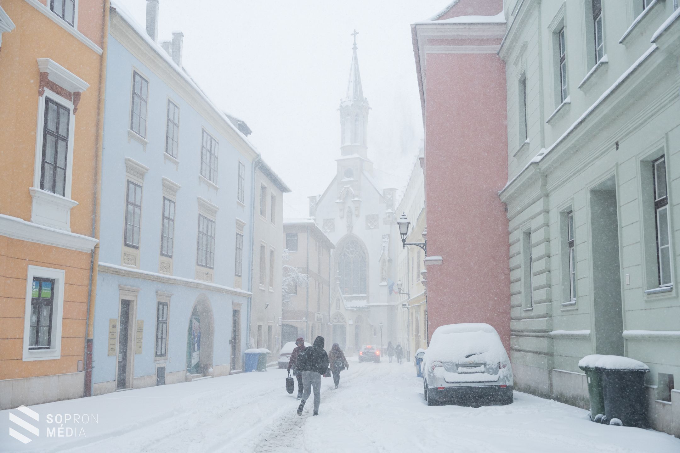 Rendületlenül esik a hó Sopronban