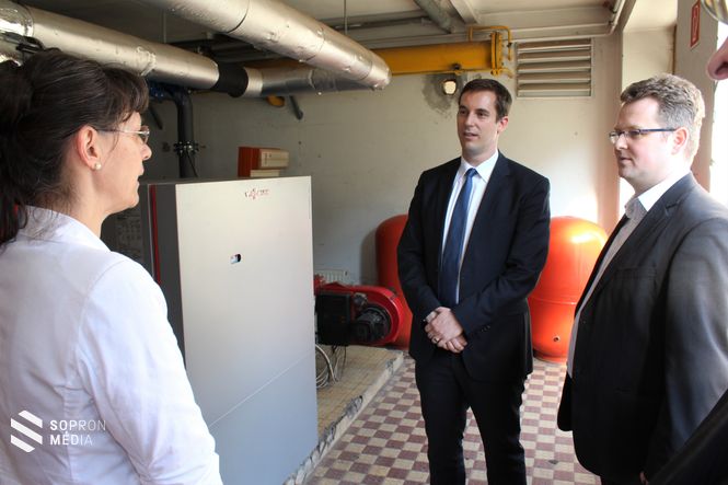 A sajtótájékoztató helyszínén a Doborjáni Ferenc gyógypedagógiai intézményben többek közt kazáncserét hajtottak végre a korszerűbb fűtés érdekében. 