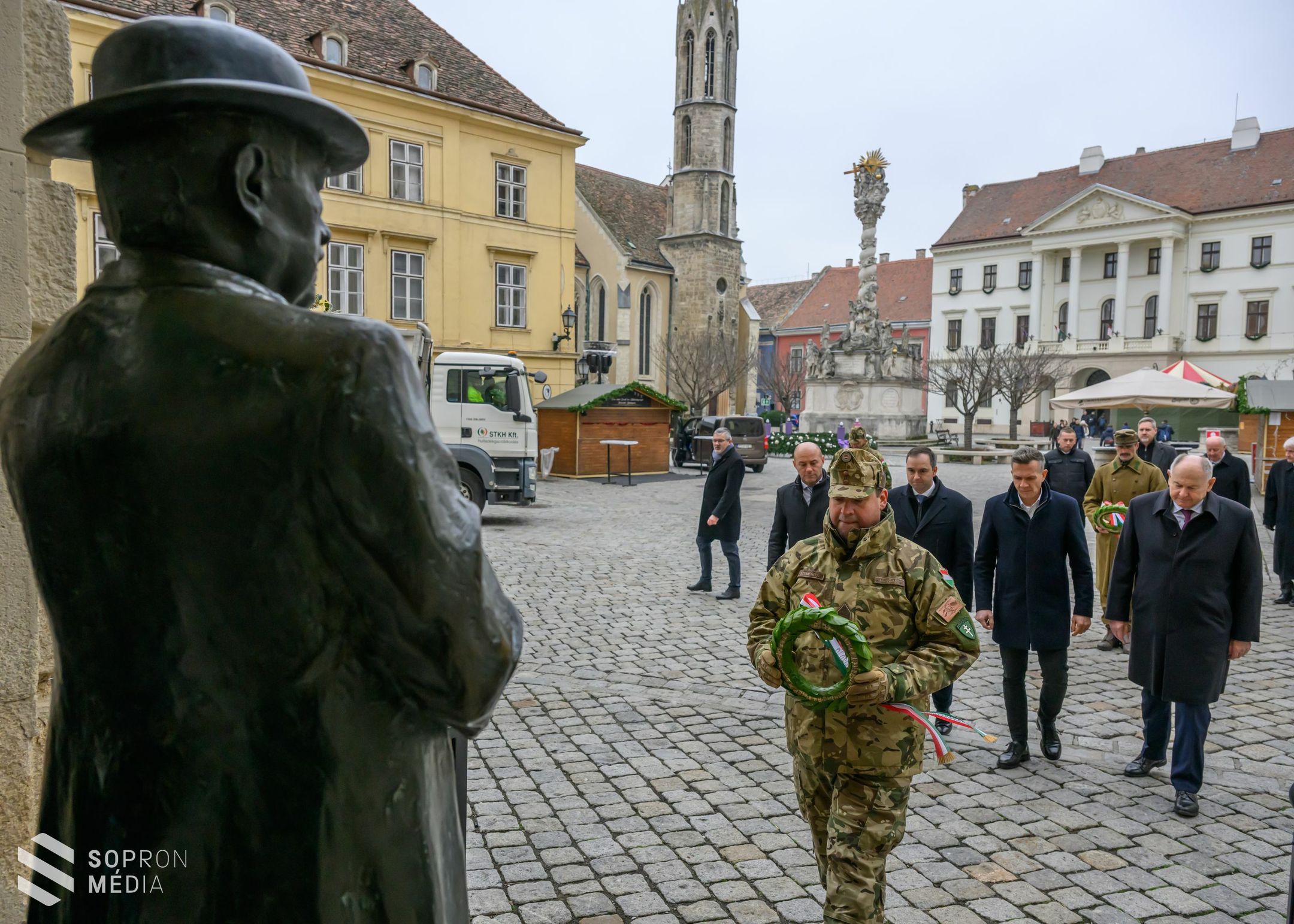 Koszorúzásokkal vette kezdetét a hűség napi programsorozat