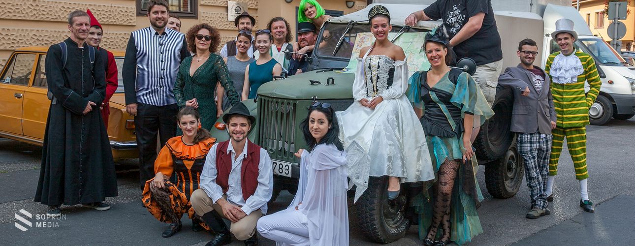 Mosoly és szaltó is járt a műsorfüzethez a Soproni Petőfi Színház társulatától