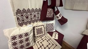 Hagyomány és alkotás: megnyílt Sebőkné Fekete Mária hímzéskiállítása Sopronban