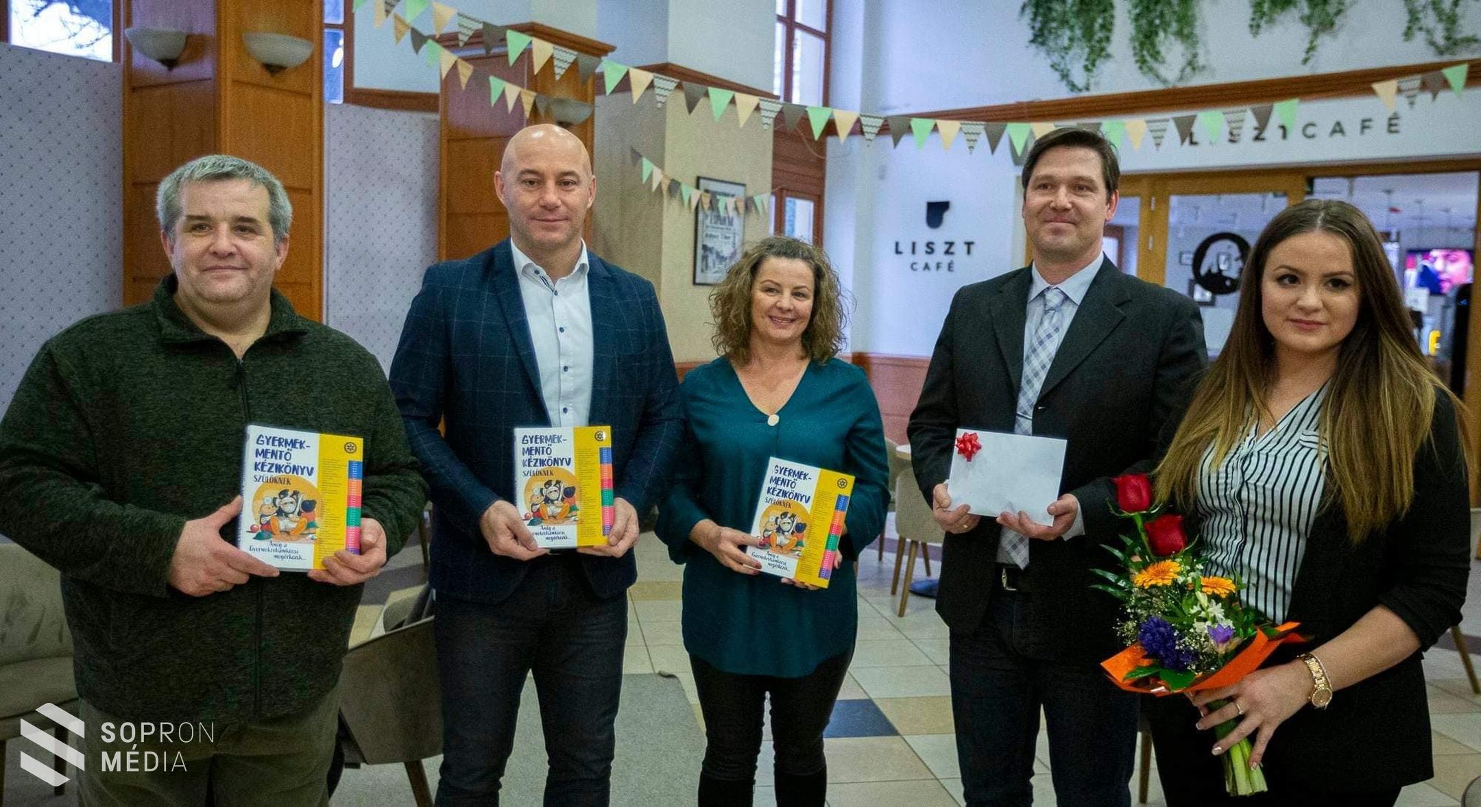 Fotósok egy jó célért – 500 ezer forintot gyűjtöttek a Szent Márton Gyermekmentő Szolgálat részére