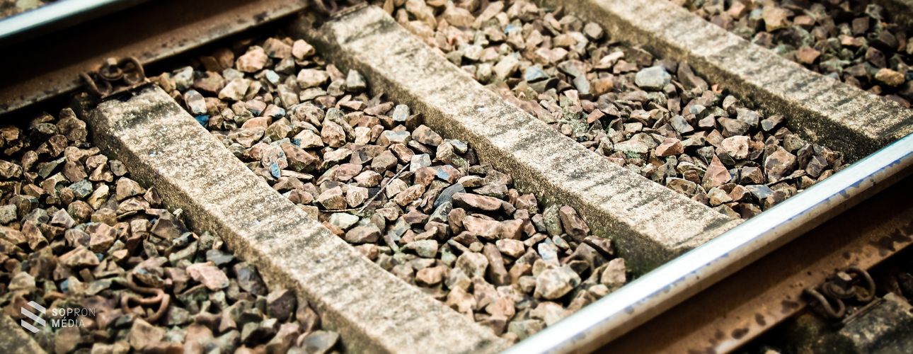 Vonat és autó ütközött Csornán