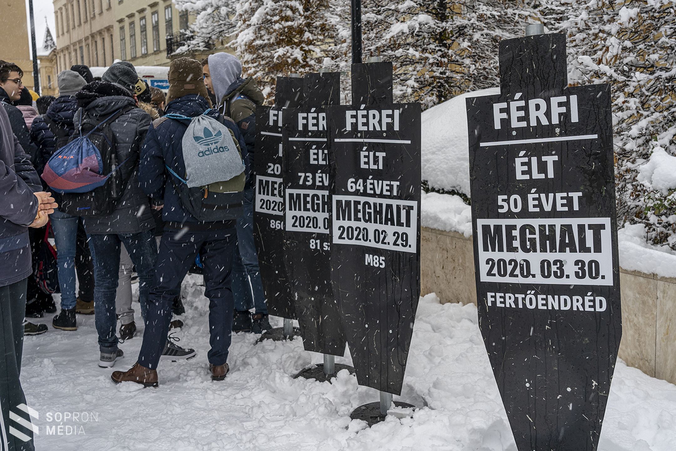 Néma kiállítás a halálos balesetek áldozataiért